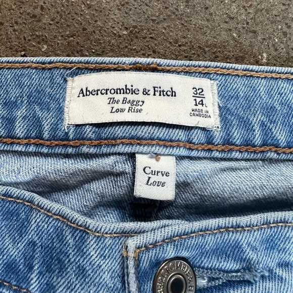 Abercrombie & Fitch The Baggy Low Rise Curve Love Light Wash Raw Hem Size 32|14L - Picture 10 of 11
